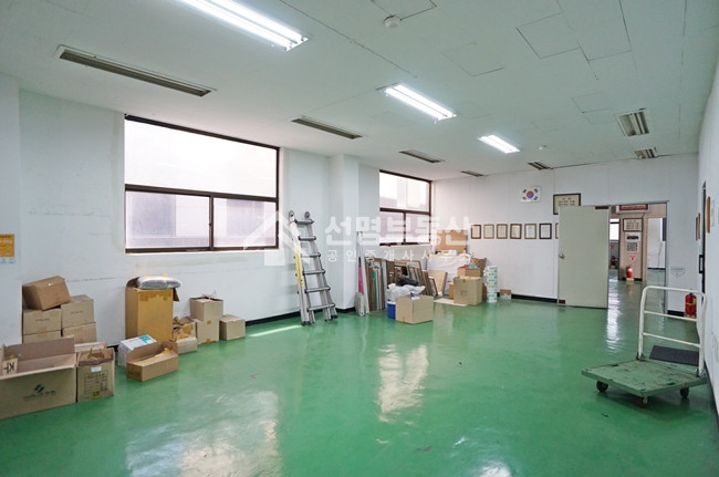 서울 성동구 성수동2가 가성비 좋은 공장형 사무실, 룸2개, 리프트, 전기증설가능 월세 매물번호 10349 사진 1