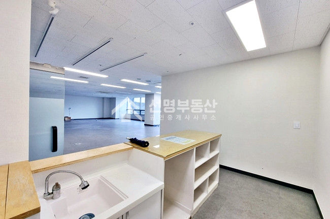 서울 성동구 성수동2가 실사용면적 43평, 빠른입주, 탕비실+룸1,주차2대 월세 매물번호 10494 사진 3
