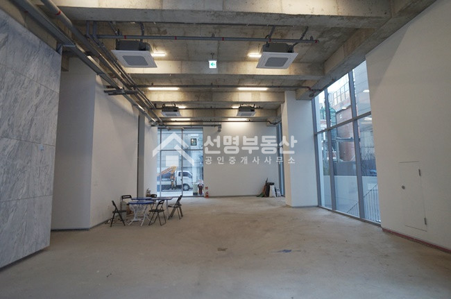 서울 성동구 성수동1가 뚝섬역 도보1분거리 수려한 건물내외관 1층 상가 월세 매물번호 10050 사진 4