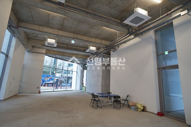 서울 성동구 성수동1가 뚝섬역 도보1분거리 수려한 건물내외관 1층 상가 월세 매물번호 10050 사진 6