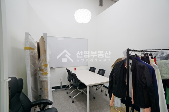 서울 성동구 성수동1가 초역세권. 1층 중형 사무실, 층고 3.5m, 보안 월세 매물번호 10918 사진 4
