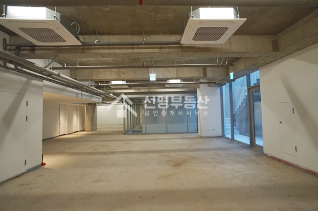 서울 성동구 성수동1가 뚝섬역 도보1분거리 수려한 건물내외관 지하1층 상가 월세 매물번호 10052 사진 3