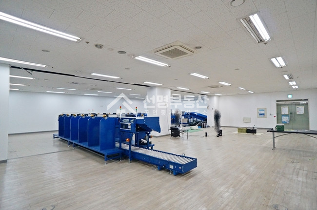 서울 성동구 성수동2가 환기 잘되는 지하 공장 , 전용 87평+테라스15평 월세 매물번호 10560 사진 1