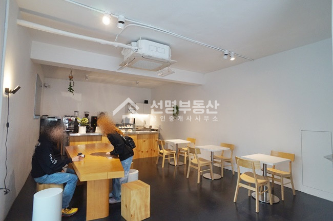 서울 성동구 성수동1가 카페 인테리어 가시성좋은 코너건물 월세 매물번호 11241 사진 1