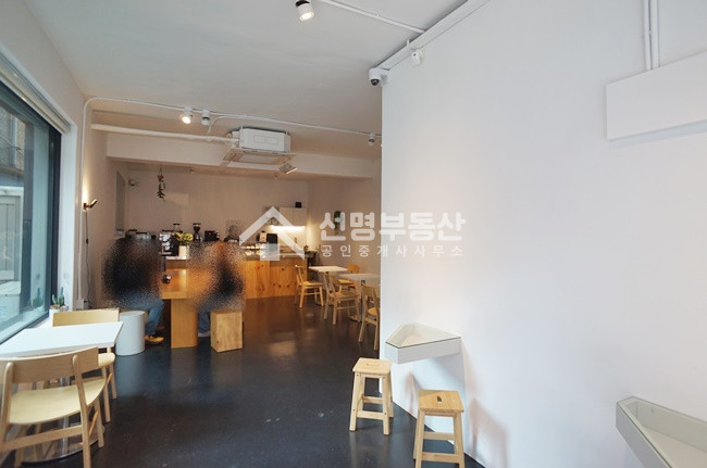 서울 성동구 성수동1가 카페 인테리어 가시성좋은 코너건물 월세 매물번호 11241 사진 2