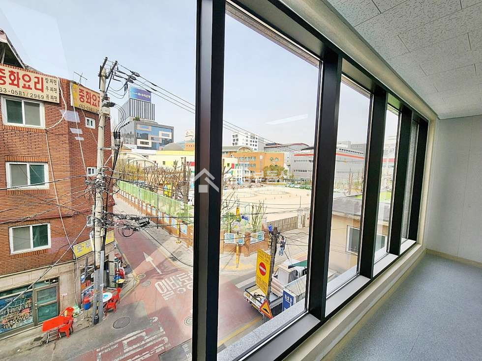 서울 성동구 성수동2가 성수초 인근. 전면 유리로 채광 및 높은 개방감. 신축 첫입주 월세 매물번호 10194 사진 8