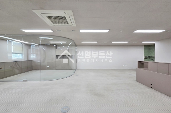 서울 성동구 성수동1가 실 28평, 서울숲역 도보3분, 빠른입주, 유리룸1 매매 매물번호 11572 사진 5