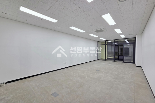 서울 성동구 성수동1가 층고 2.9m,실사용14평, 2층 직통 계단,채광 매매 매물번호 10566 사진 2