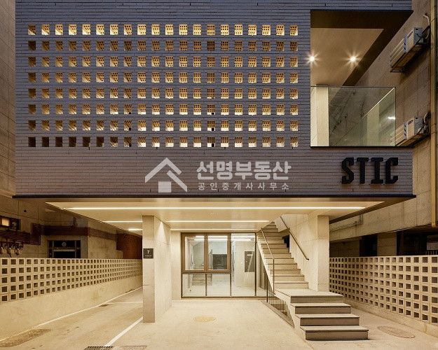 서울 성동구 성수동2가 유니크한 연무장길 건물, 쇼룸 및 사무실 추천 월세 매물번호 12323 사진 2