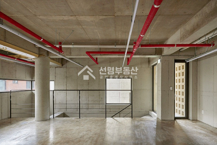 서울 성동구 성수동2가 유니크한 연무장길 건물, 쇼룸 및 사무실 추천 월세 매물번호 12323 사진 3