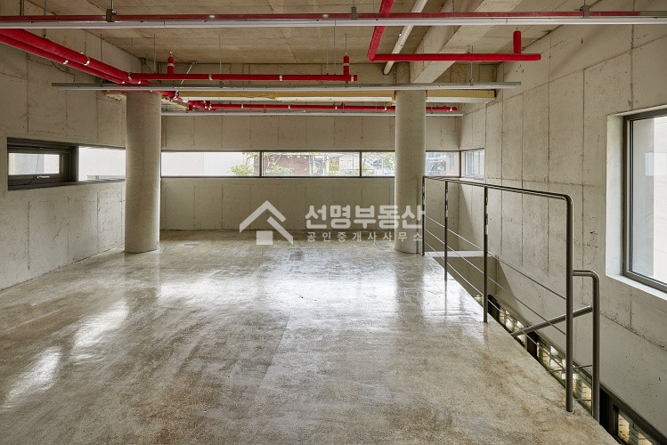 서울 성동구 성수동2가 유니크한 연무장길 건물, 쇼룸 및 사무실 추천 월세 매물번호 12323 사진 4
