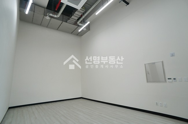 서울 성동구 성수동1가 지식산업센터 1층 사무실 겸 상가 ,무권리 월세 매물번호 10412 사진 2