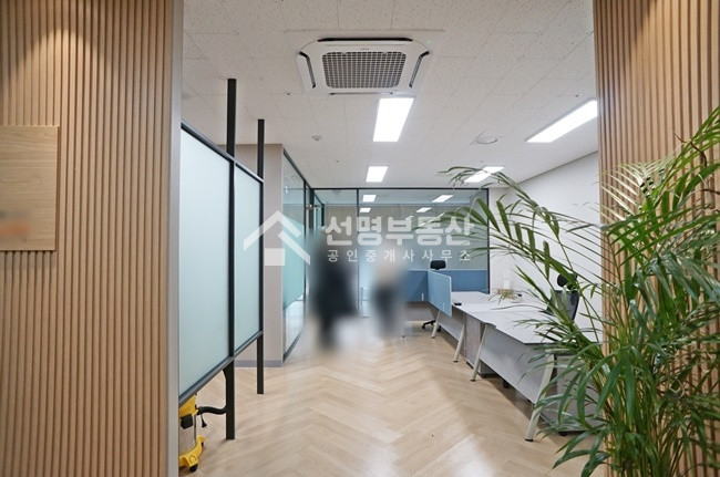서울 성동구 성수동1가 실사용면적27평ㅣ깔끔한 인테리어ㅣ유리룸2, 탕비실 월세 매물번호 10064 사진 1