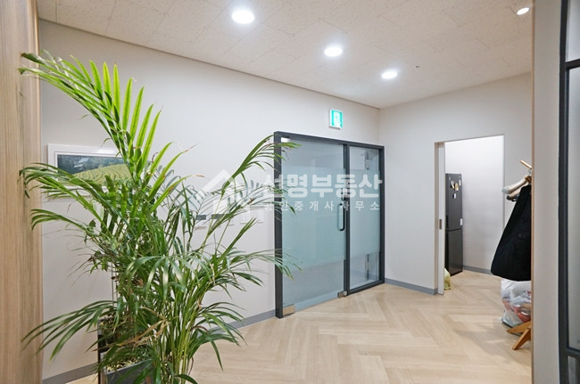 서울 성동구 성수동1가 실사용면적27평ㅣ깔끔한 인테리어ㅣ유리룸2, 탕비실 월세 매물번호 10064 사진 4