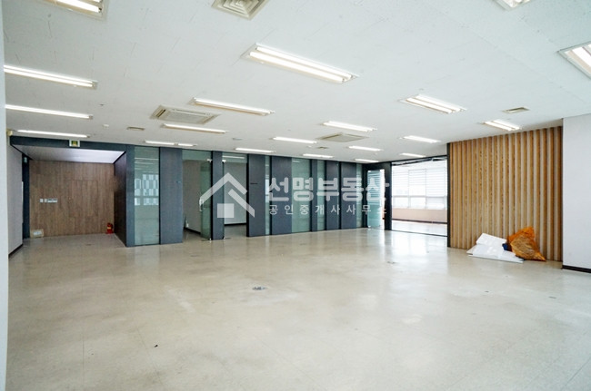 서울 성동구 성수동1가 63평, 서울숲역 도보 2분, 룸3, 탕비실, 빠른입주 월세 매물번호 10909 사진 1