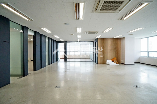 서울 성동구 성수동1가 63평, 서울숲역 도보 2분, 룸3, 탕비실, 빠른입주 월세 매물번호 10909 사진 2
