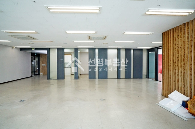 서울 성동구 성수동1가 63평, 서울숲역 도보 2분, 룸3, 탕비실, 빠른입주 월세 매물번호 10909 사진 3