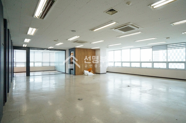 서울 성동구 성수동1가 63평, 서울숲역 도보 2분, 룸3, 탕비실, 빠른입주 월세 매물번호 10909 사진 4