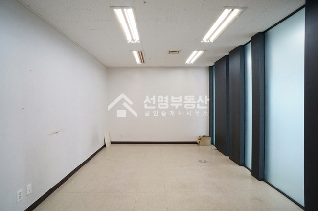 서울 성동구 성수동1가 63평, 서울숲역 도보 2분, 룸3, 탕비실, 빠른입주 월세 매물번호 10909 사진 8